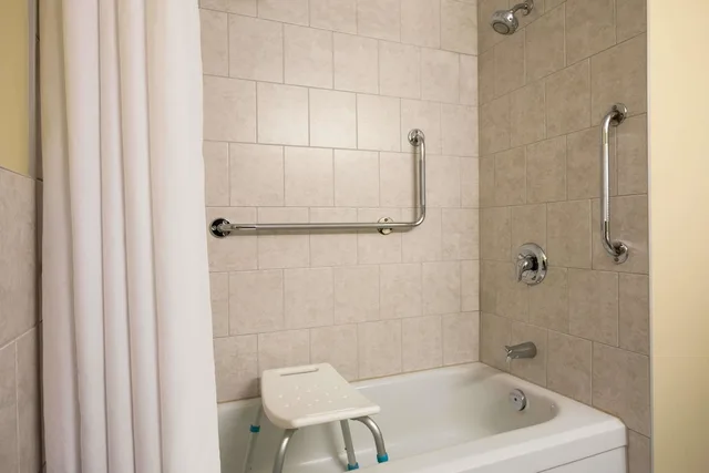 غرفة بسرير مزدوج لذوي الإعاقة، Days Inn by Wyndham Renfrew Conference Centre 2/2