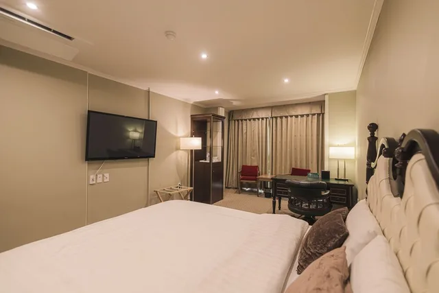 غرفة بسرير كينج بإطلالة على البحر بحوض استحمام، Aria Hotel 2/4