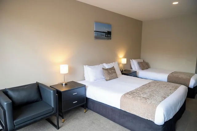 غرفة قياسية بسرير كوين وسرير فردي، 58 On Cron Motel 1/2