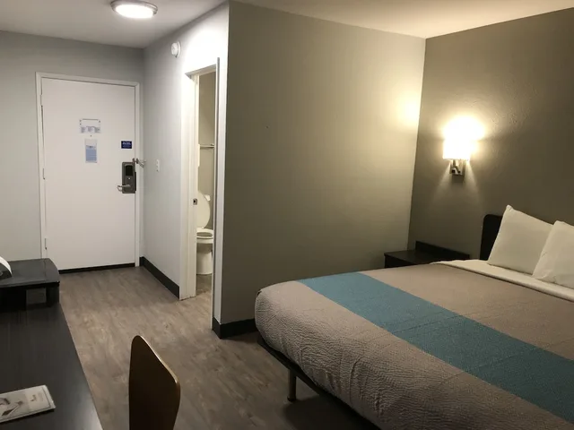غرفة ديلوكس بسرير كينج لذوي الإعاقة، Motel6 Fort Wayne, IN 4/9