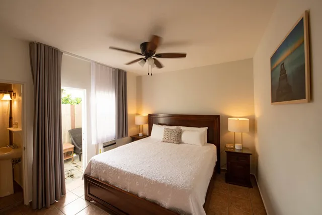 غرفة بسرير كوين بشرفة، The Lazy Parrot Inn Amp Mini Resort 1/7