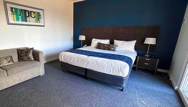 غرفة بسرير كوين مع أريكة يُسمح فيها بالحيوانات الأليفة، Golden Age Motor Inn Queanbeyan 1/1