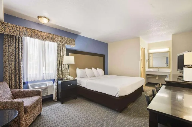 غرفة بسرير كينج، Days Inn by Wyndham Mackinaw City/Bridgeview Area 3/4