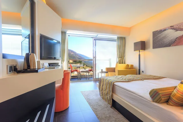غرفة قياسية بسرير مزدوج بإطلالة جزئية على البحر مع أريكة، Orka Sunlife Hotel Resort Aquapark 1/7