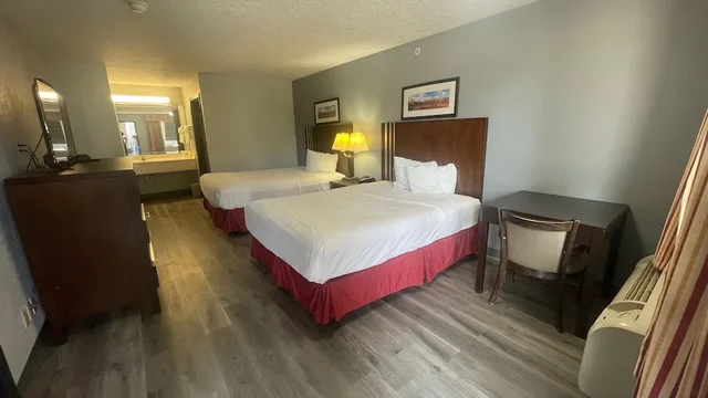 غرفة قياسية بسريرين كوين، Days Inn & Suites by Wyndham Winnie 6/7
