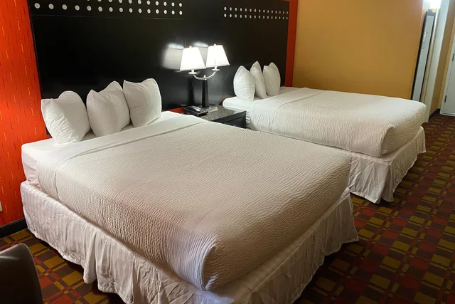 غرفة بسريرين كوين، Ramada By Wyndham Rochelle Park Near Paramus 1/2