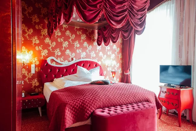 غرفة شهر العسل، Hotel Village 9/10