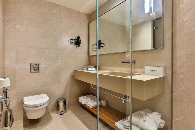 غرفة عائلية رباعية بسرير كينج بإطلالة على البحر مع أريكة، Hotel Kalos 5/5