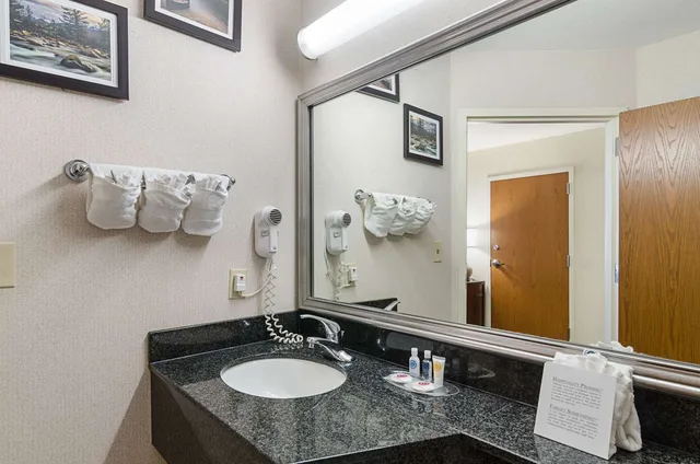 جناح بسرير كينج، Quality Suites Springdale West I-49 8/8