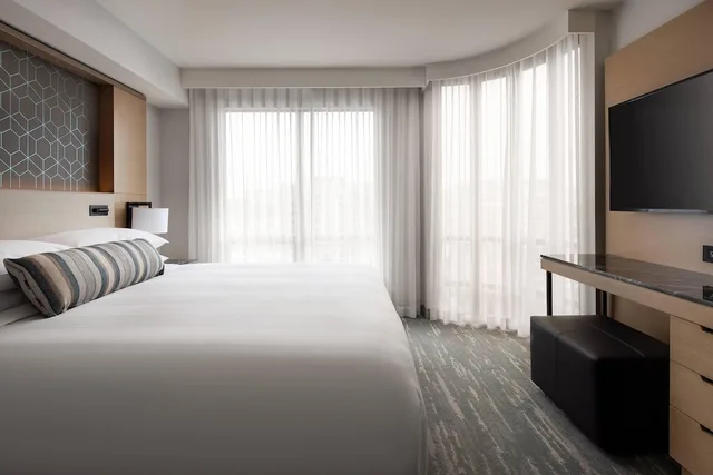 جناح تنفيذي ركني بسرير كينج بإطلالة على المدينة مع أريكة، Vancouver Airport Marriott Hotel 3/10