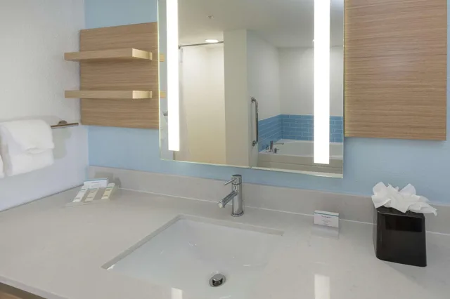 غرفة ديلوكس بسرير كينج بحوض استحمام، HILTON GARDEN INN ST. AUGUSTINE BEACH 4/5