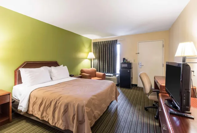 غرفة بسرير كوين للمدخنين لذوي الإعاقة، Quality Inn Alexandria 1/1