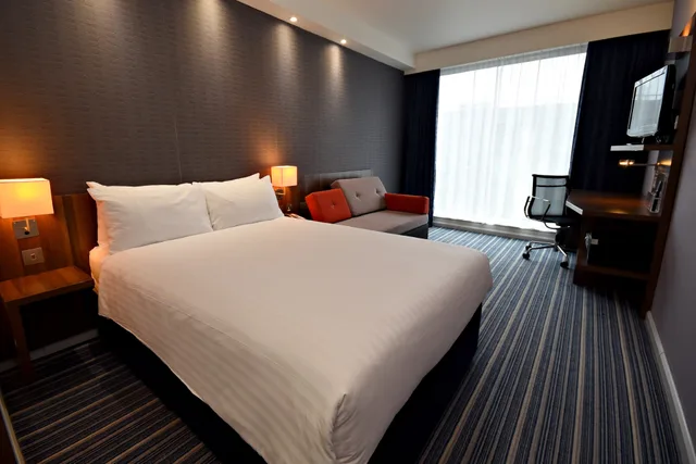 غرفة بريميوم بسرير مزدوج مع أريكة، Holiday Inn Express Manchester City Centre Arena By IHG 2/3