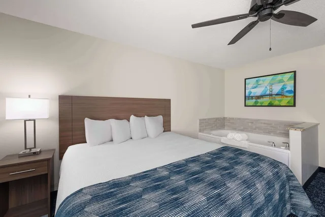 جناح استوديو بسرير كينج بجاكوزي، Baymont by Wyndham Mt. Pleasant 2/5