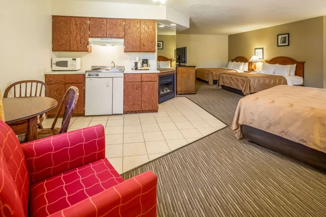 Upgrade, Efficiency, Suite, 1 King and 2 Queen Beds, Quality Inn Keystone near Mount Rushmore 3/5