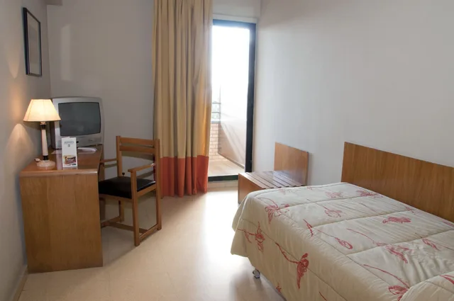 غرفة رباعية بسريرين منفصلين وسرير بطابقين، Alhama Hotel 1/9