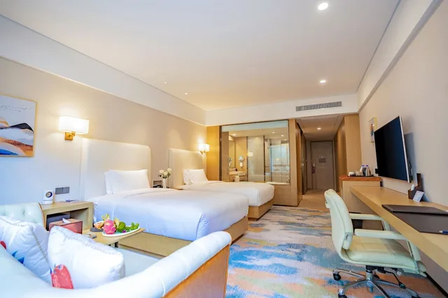 غرفة بسريرين منفصلين بإطلالة على الفناء، Hilton Lijiang 1/5