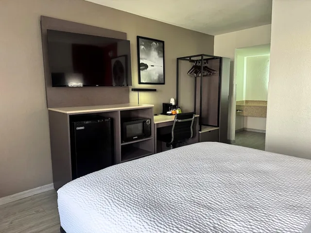 Room, Queen Bed, Exterior Entrance، Ramada By Wyndham Tuscaloosa 7/10