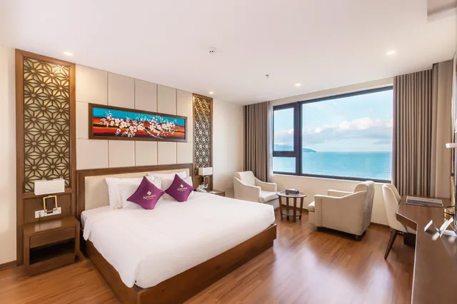 غرفة غراند ثلاثية بثلاثة أسرّة بإطلالة جزئية على البحر، Rosamia Da Nang Hotel 2/2