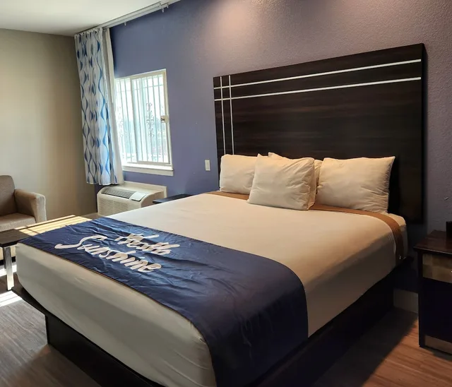 غرفة بسرير كينج، Days Inn & Suites By Wyndham La Porte 2/6