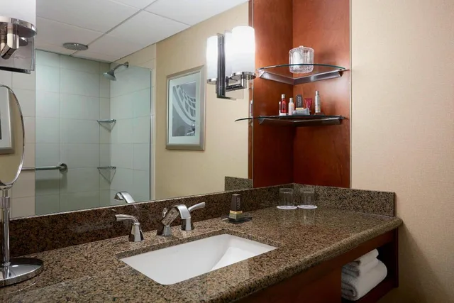 غرفة بسريرين كوين مع دخول الصالة، Stamford Marriott Hotel & Spa 3/3