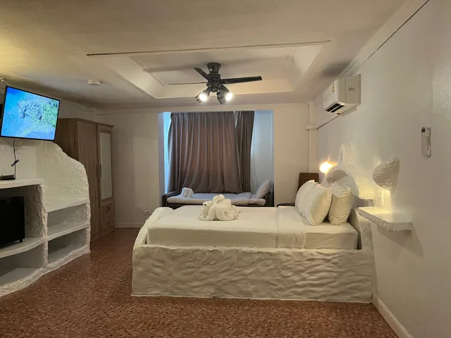 غرفة بسرير مزدوج وسرير فردي مع أريكة، Harrys Steakhouse & Beach Hotel 2/3