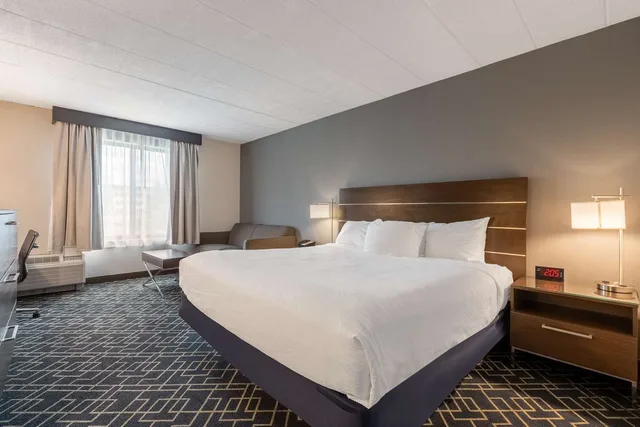 Room, King Bed, Mountain View, Pet Friendly, Best Western Hunt's Landing Hotel Matamoras/Milford 1/5