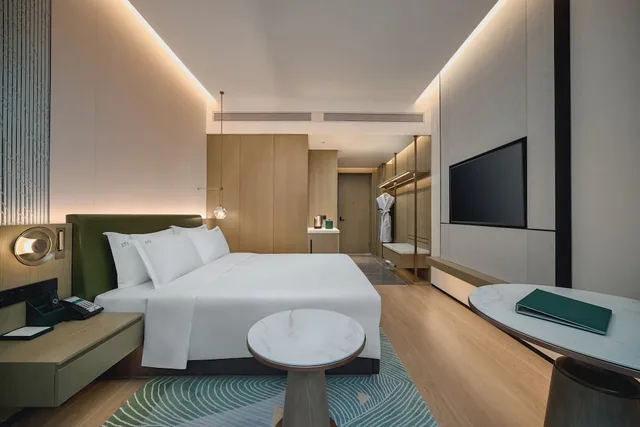 Standard, King Bed, Holiday Inn Wuhan Tianhe Airport by IHG 2/3