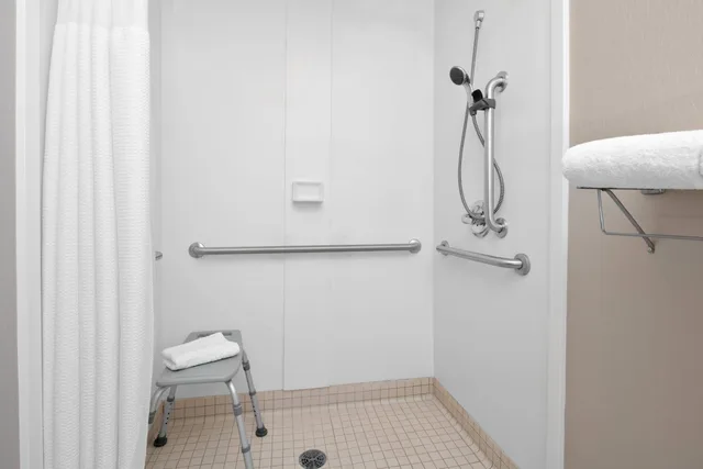 جناح بسرير كينج مع أريكة بحوض استحمام لذوي الإعاقة، Springhill Suites Chicago Ohare By Marriott 3/4