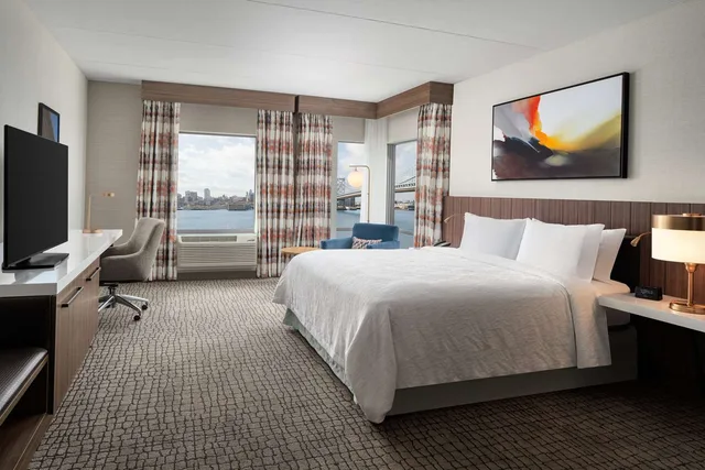 غرفة بسرير كينج بإطلالة على النهر لذوي الإعاقة، Hilton Garden Inn Camden Waterfront Philadelphia 2/4