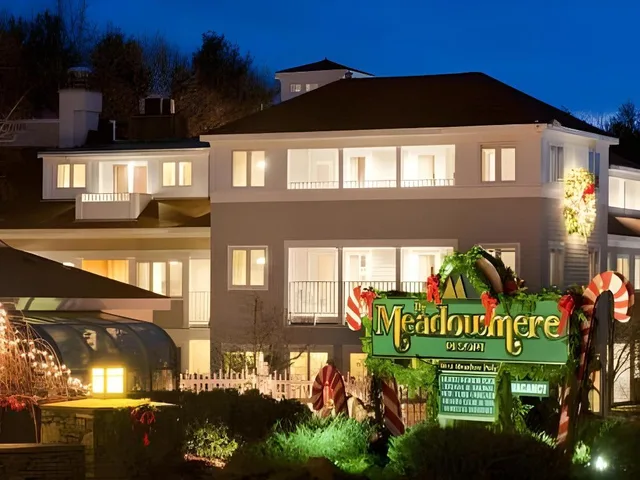 جناح فاخر بسرير كينج بجاكوزي، MEADOWMERE RESORT 1/1