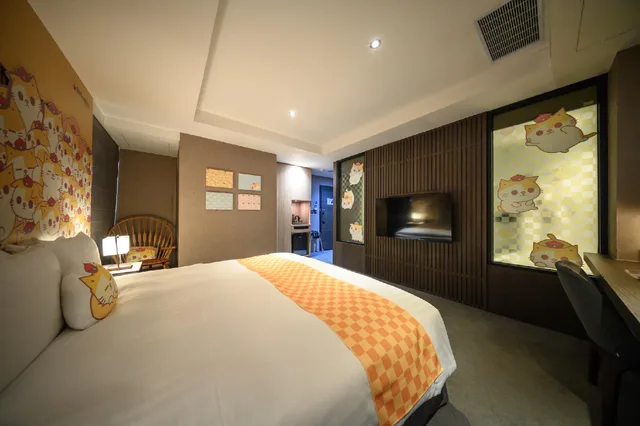 Theme, Queen Bed, Hotel East 1/1