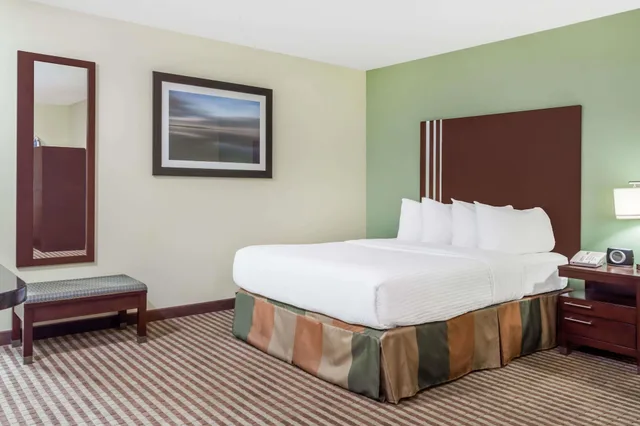 جناح بسريرين كوين بغرفة نوم واحدة، Ramada by Wyndham Carlyle 1/8