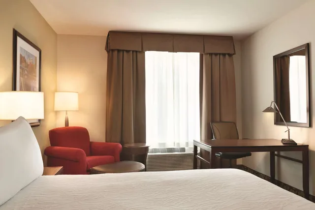 غرفة بريميوم بسرير كينج، Hilton Garden Inn Boston Logan Airport 3/5