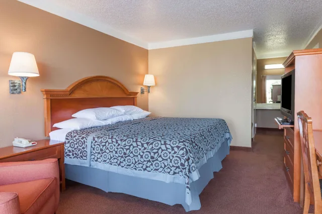 غرفة بسرير كينج للمدخنين، Days Inn By Wyndham Hillsboro Tx 3/7