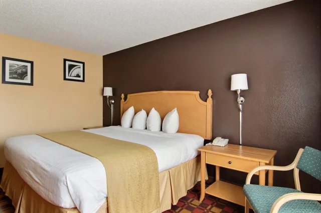 Standard, King Bed, Quality Inn Hall Of Fame 9/10