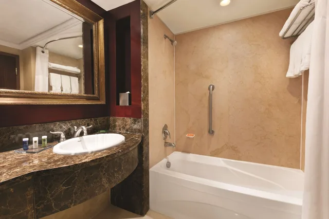 جناح بسرير كينج بحوض جاكوزي، Radisson Hotel Toronto Airport West 5/5