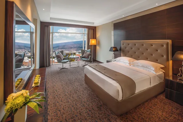 جناح جونيور بسرير كوين، The Biltmore Hotel Tbilisi 1/3
