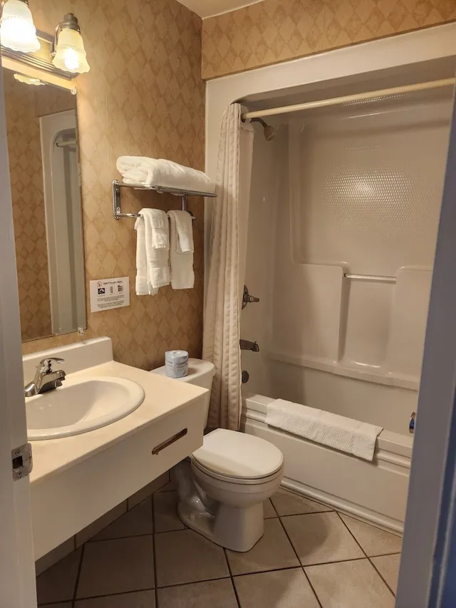 Drive Up, Queen Bed, Kitchenette، Travelodge by Wyndham Amherst 10/10