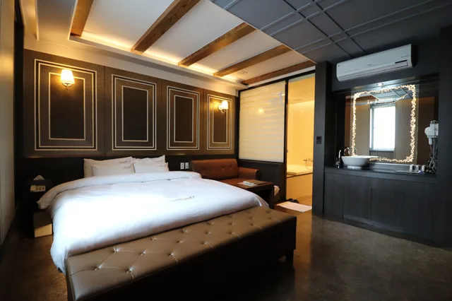 Standard, King Bed, Airport Hotel 2/3