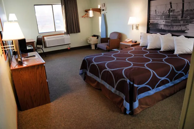 غرفة بسرير كوين للمدخنين، Super 8 by Wyndham Gallipolis Pt Pleasant Area 1/1