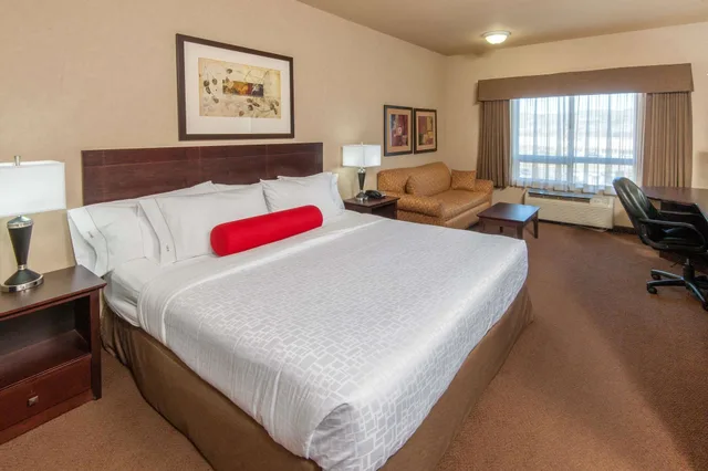 Room, King Bed, Sofa, Ramada By Wyndham Drumheller Hotel & Suites 2/7