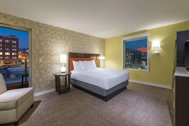 جناح بسرير كوين بشرفة بغرفة نوم واحدة، Home2 Suites Kansas City Downtown 1/3