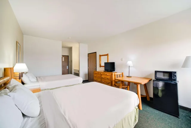 Room, Queen/Queen, Knights Inn New Florence 1/3