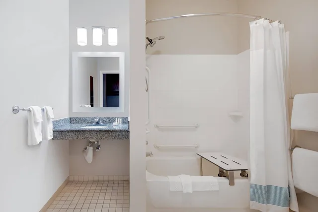 استوديو كبير بسرير كوين بحوض استحمام لذوي الإعاقة، Towneplace Suites By Marriott Bentonville Rogers 2/2