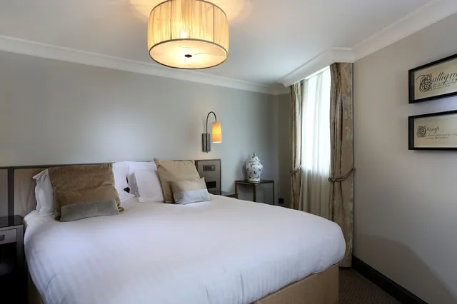 جناح جونيور، The Castle Hotel Windsor 1/4