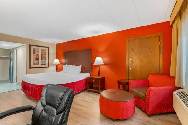 Efficiency, King Bed، Clarion Hotel & Conference Center Lansing West 3/4