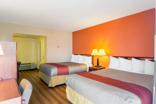 2 Queen Beds - Non-Smoking, Micfridge، Motel6 Butte, MT - Historic City Center 1/10