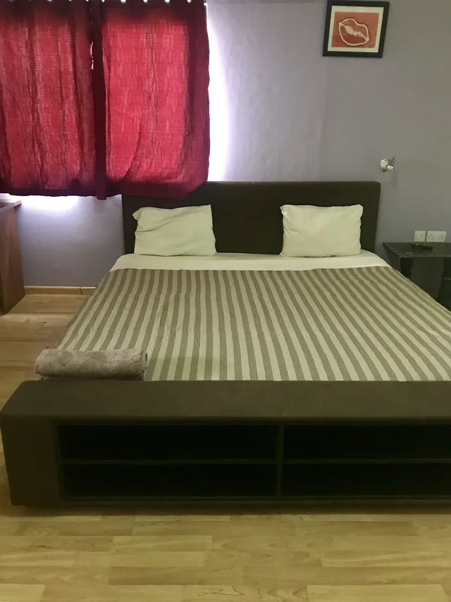 غرفة عائلية رباعية بسرير كينج وسرير بطابقين بإطلالة على الفناء بمطبخ صغير، Omanye Lodge 3/5