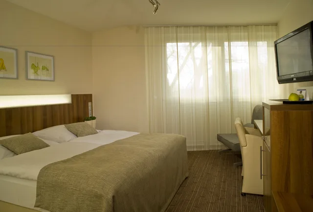 غرفة ثلاثية بسرير كينج مع أريكة، Parkhotel Oberhausen 2/4